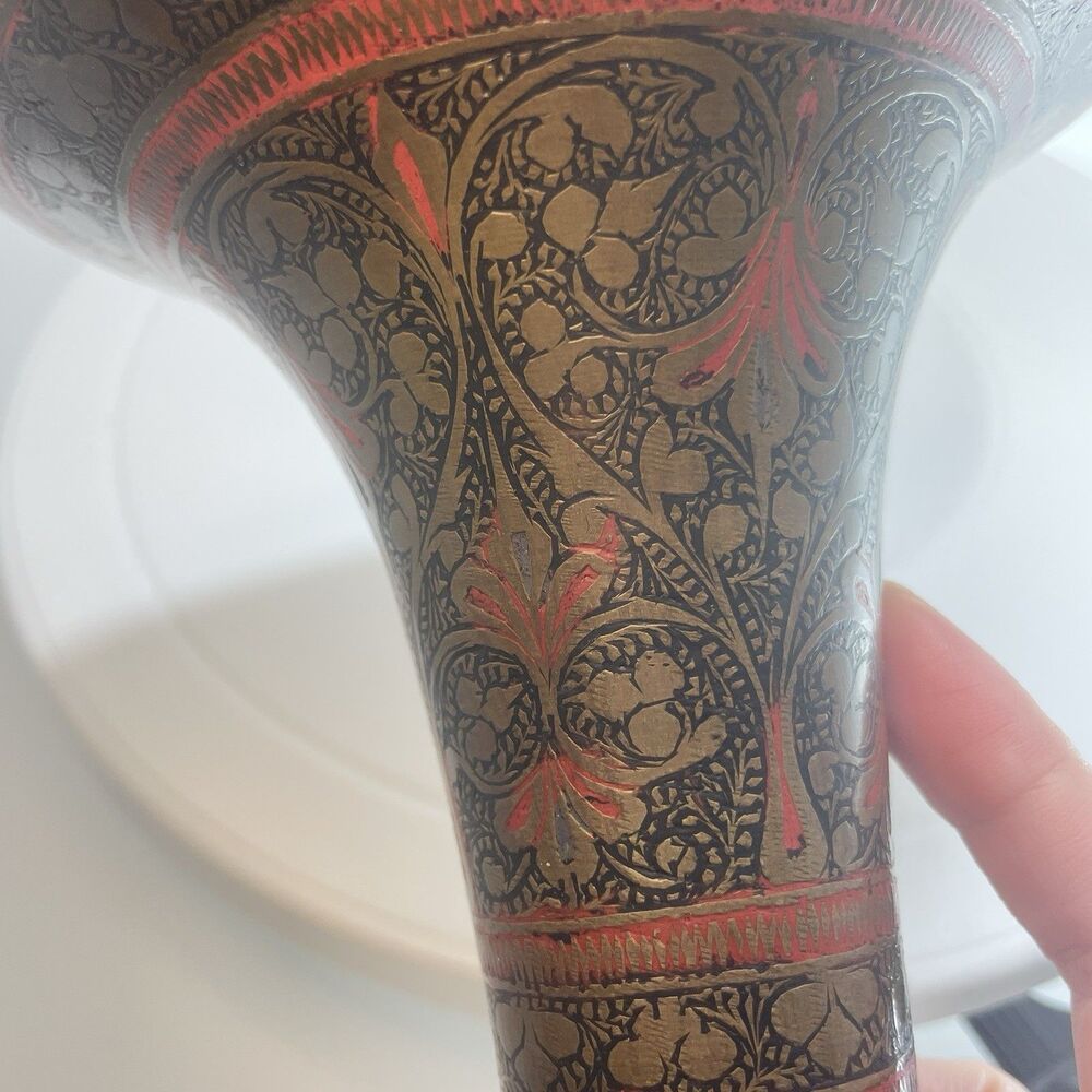 Vtg Indian Brass Trumpet Vase Hand Etched Champleve Enamel Red Black India 557 - Picture 6 of 10